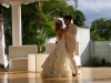 Los novios bailan